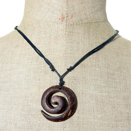 collier spirale en noix de coco pendentif artisanal de Bali