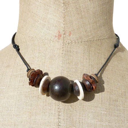 Collier ethnique perles en bois et en noix de coco sur cordon ajustable