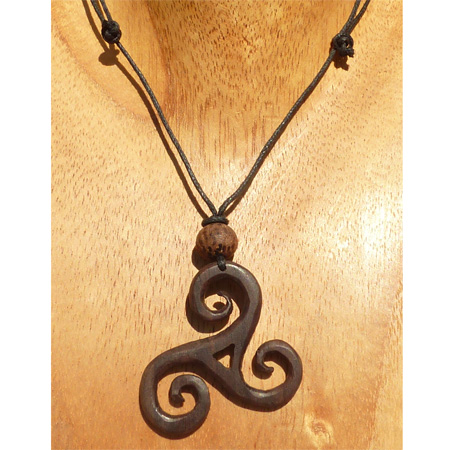 Pendentif triskel, triskell, triskle, triskelion, triscle artisanal en bois sur cordon ajustable