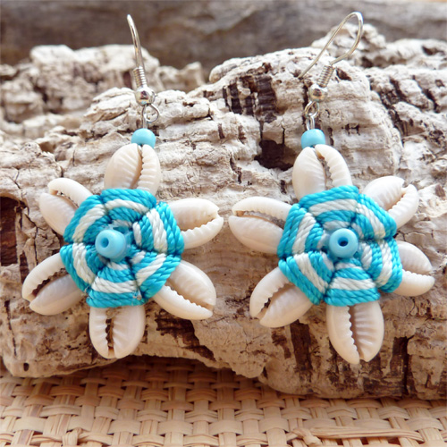 Boucles d'oreilles originales fleurs en coquillages cauris et fils turquoises