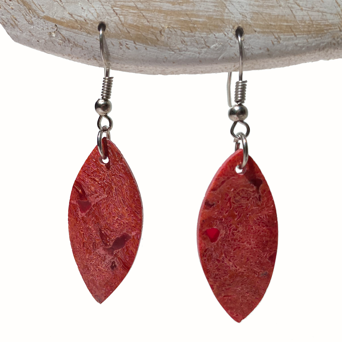 Boucles d'oreilles originales pendantes forme amande en corail rouge et résine artisanat de Bali