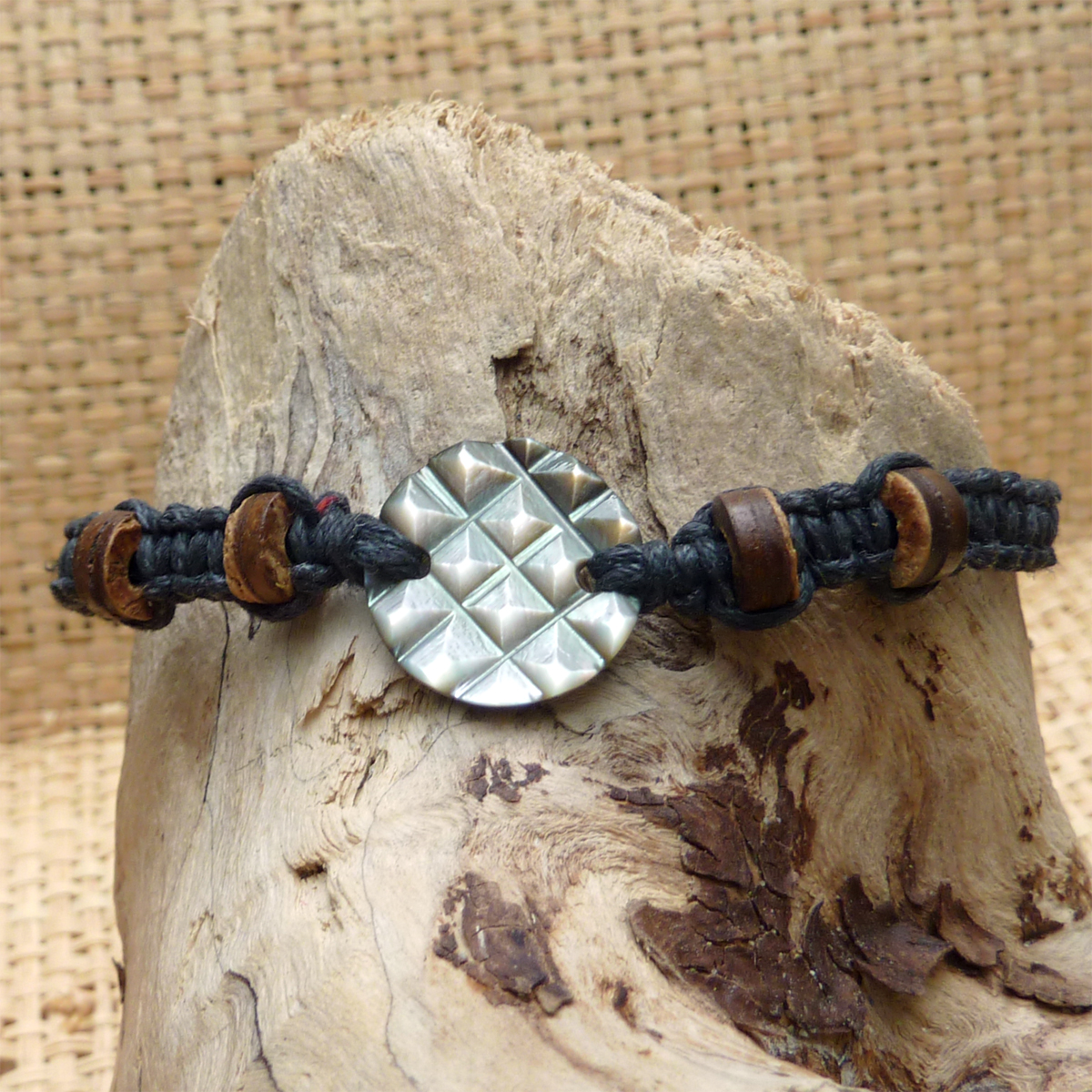 Bracelet nacre ronde gravée sur cordon tressé noir ajustable Bracelet nacre ronde gravée sur cordon tressé noir ajustable