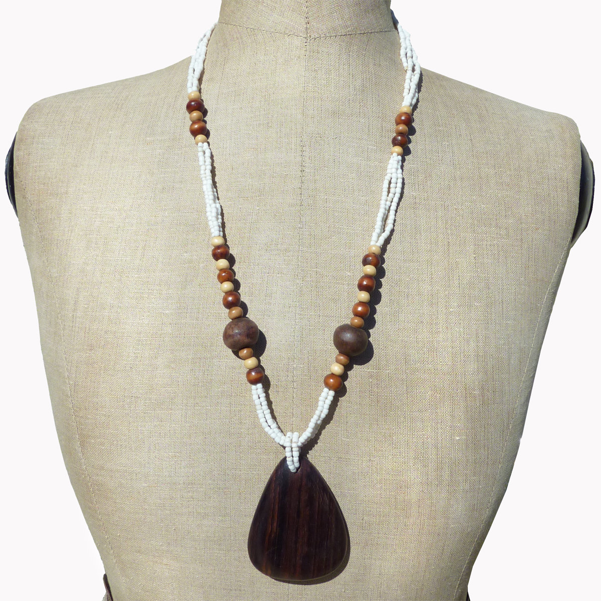 Collier en bois original pendentif en bois et perles de rocaille blanches création artisanale