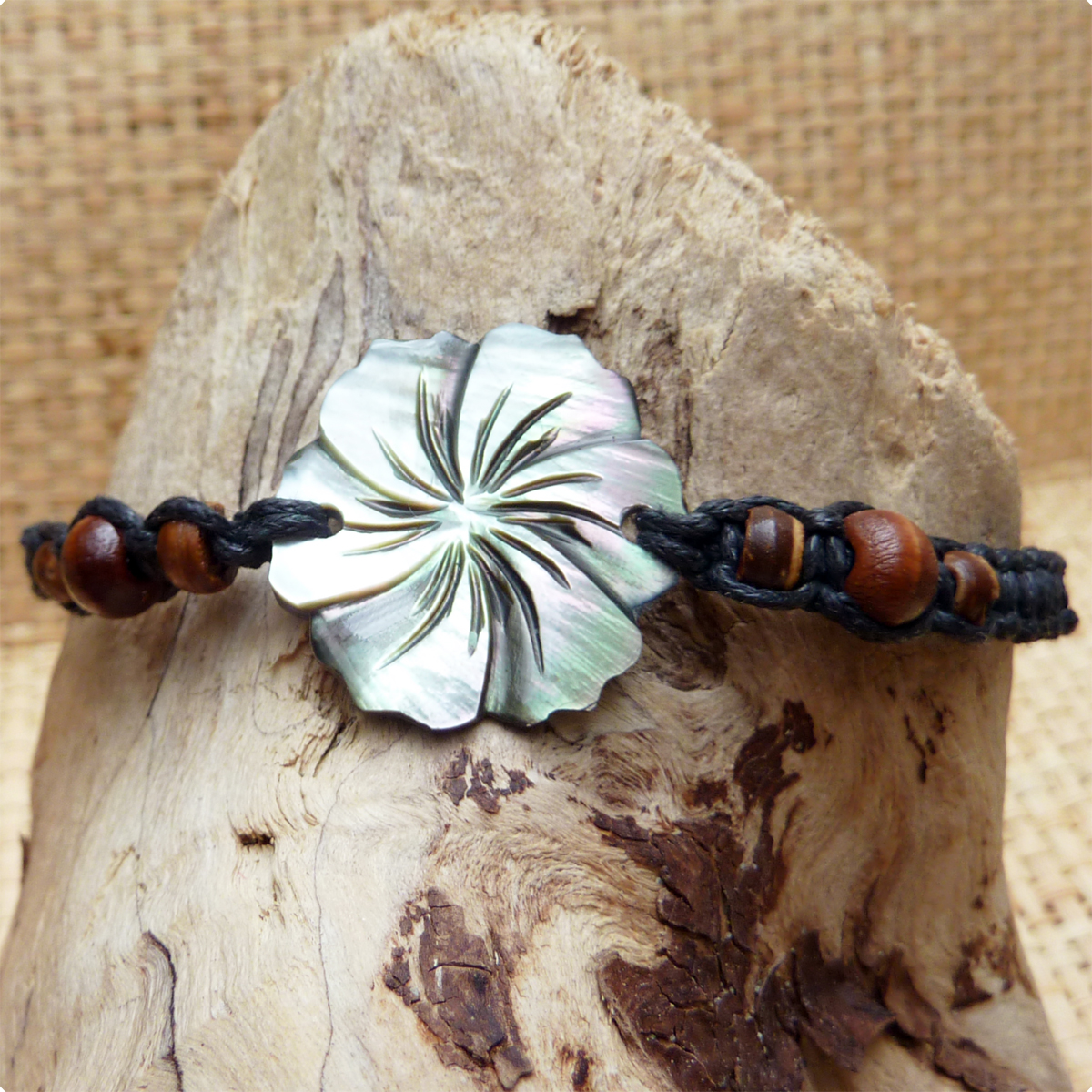 Bracelet nacre fleur d'hibiscus sur cordon tressé noir ajustable Bracelet nacre fleur d'hibiscus sur cordon tressé noir ajustable