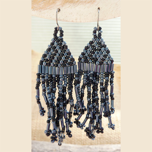 boucles d'oreilles en perles de rocaille franges gris métallisé et noir t boucles d'oreilles en perles de rocaille franges gris métallisé et noir t