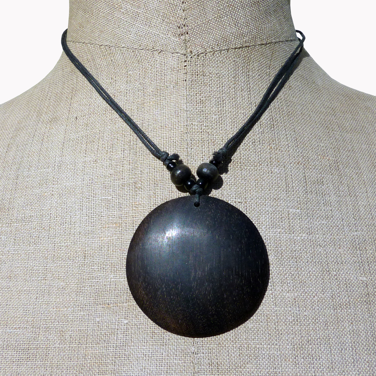 Pendentif original rond en bois ébne naturel foncé sur cordon ajustable