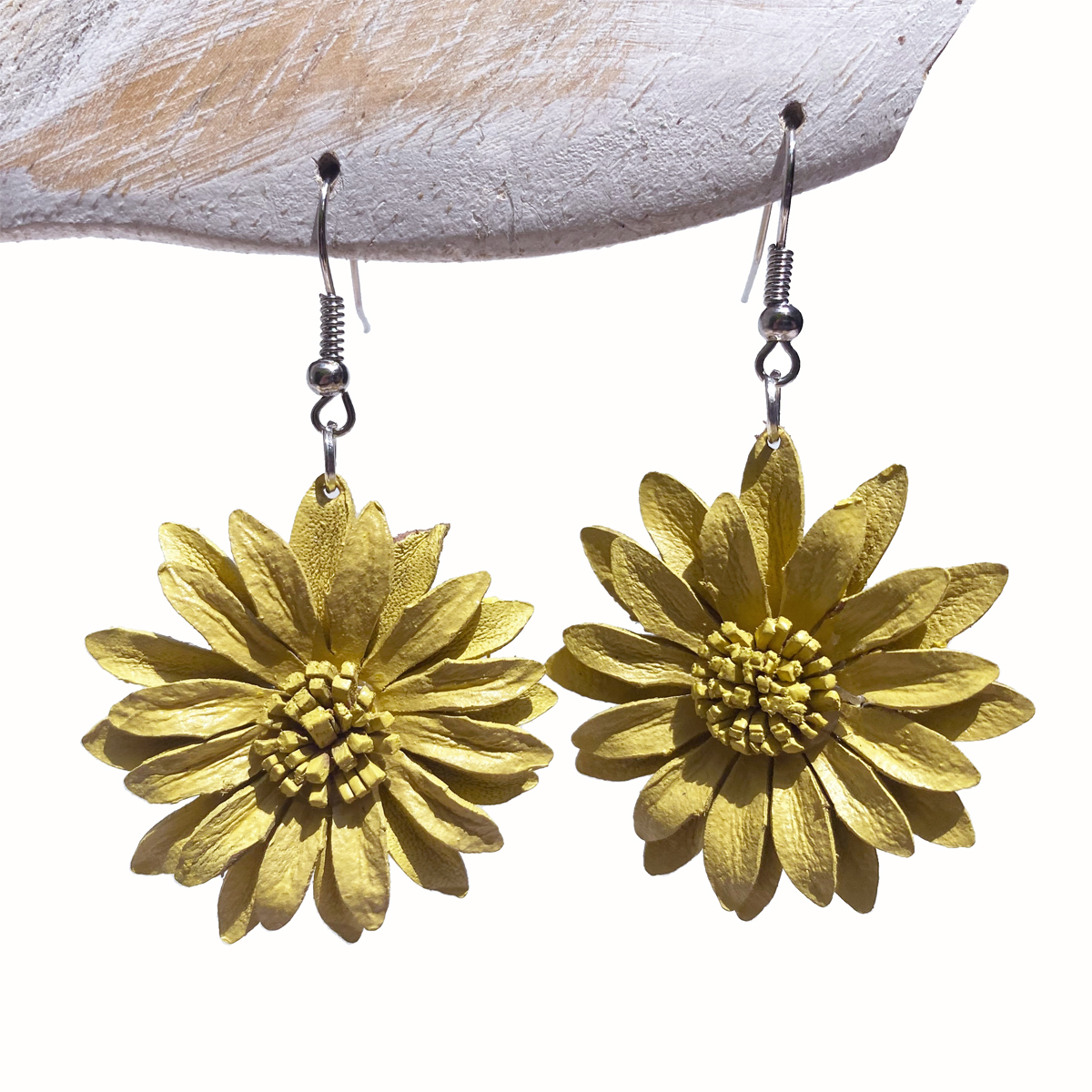boucles d'oreilles originales jaune clair fleurs marguerites en cuir artisanat