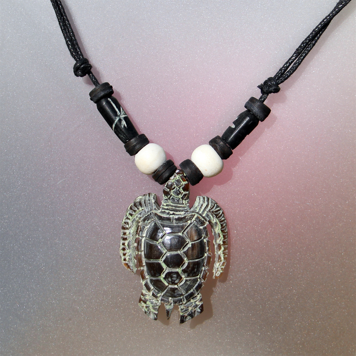 pendentif tortue en corne sculpture artisanale sur collier cordon