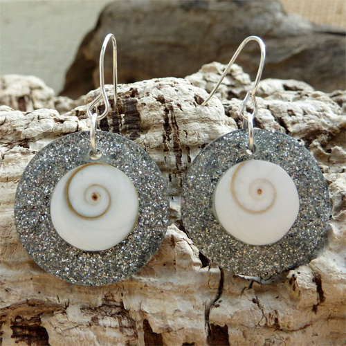 Boucles d'oreilles oeil de Sainte Lucie et paillettes argentées artisanat de Bali