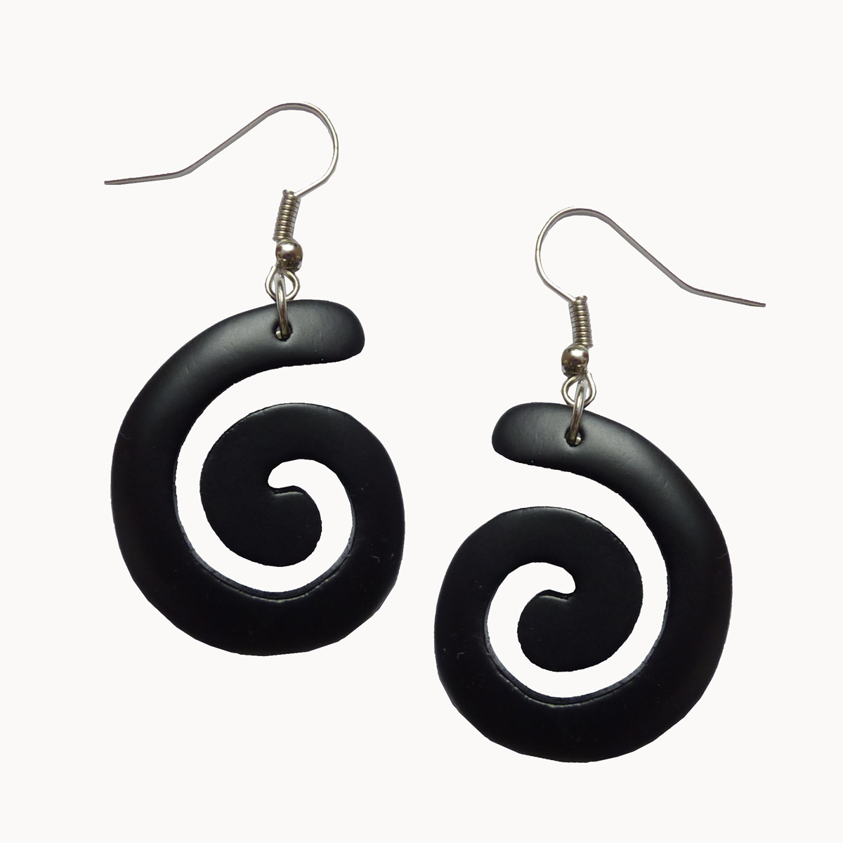 boucles d'oreille en bois forme spirales noires artisanales