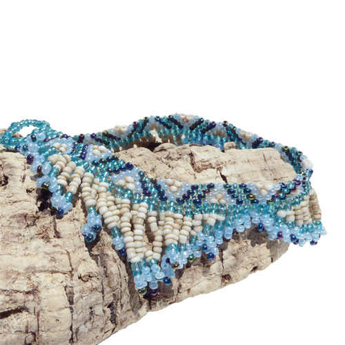 bracelet de cheville original en perles de rocaille bleu beige avec franges