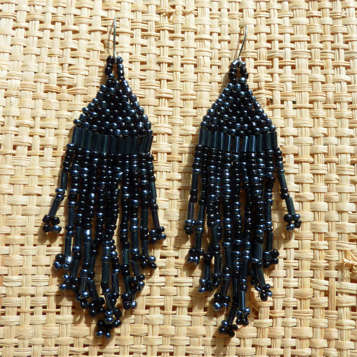 boucles d'oreilles en perles de rocaille franges couleur dominante noir