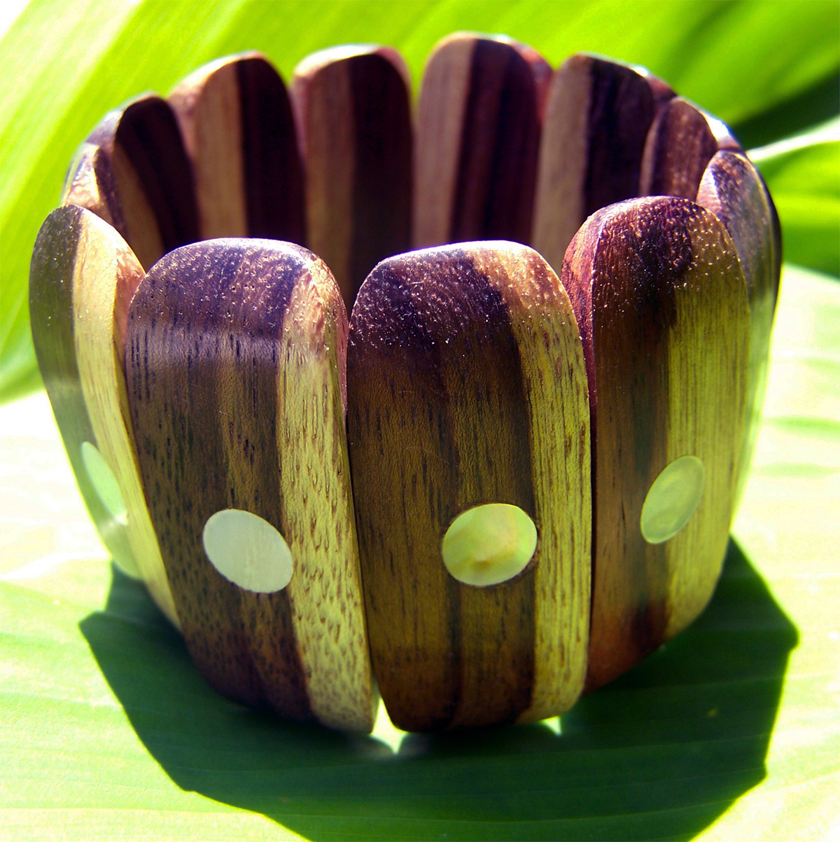 Bracelet original en bois exotique bicolore avec incrustation de nacres Bracelet original en bois exotique bicolore avec incrustation de nacres