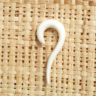 Écarteur oreille blanc en os forme allongée 4 millimètres artisanat de Bali