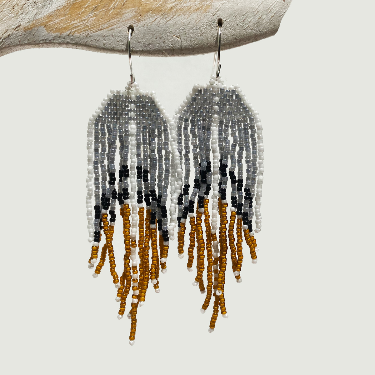 boucles d'oreilles en perles de rocaille fines gris argent et ocre boucles d'oreilles en perles de rocaille fines gris argent et ocre