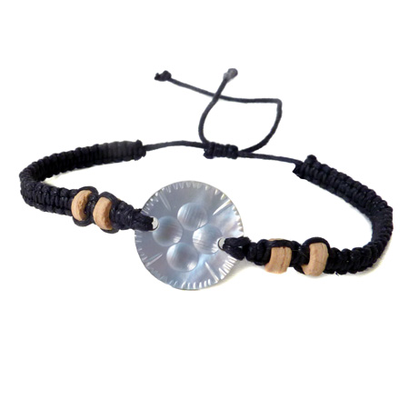 Bracelet petite nacre ronde avec gravure sur cordon tressé noir ajustable Bracelet petite nacre ronde avec gravure sur cordon tressé noir ajustable