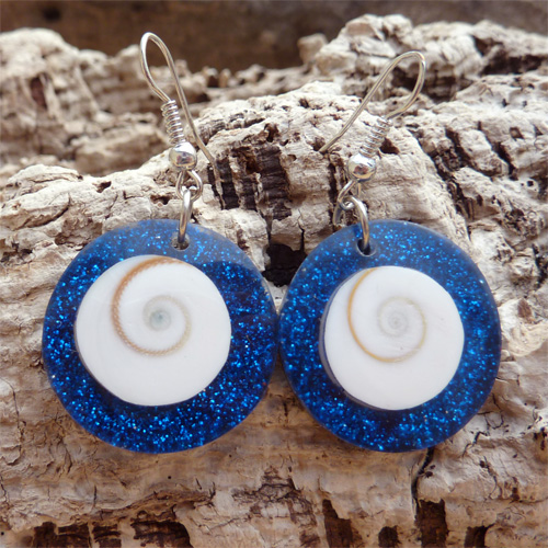 Boucles d'oreilles oeil de Sainte Lucie et paillettes bleues artisanat de Bali