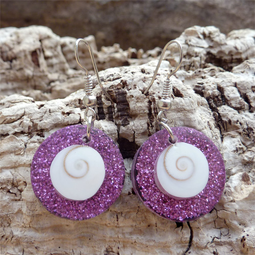 Petites Boucles d'oreilles oeil de Sainte Lucie et paillettes roses artisanat de Bali