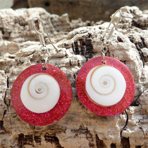 Boucles d'oreilles oeil de Sainte Lucie et paillettes rouges et roses artisanat de Bali