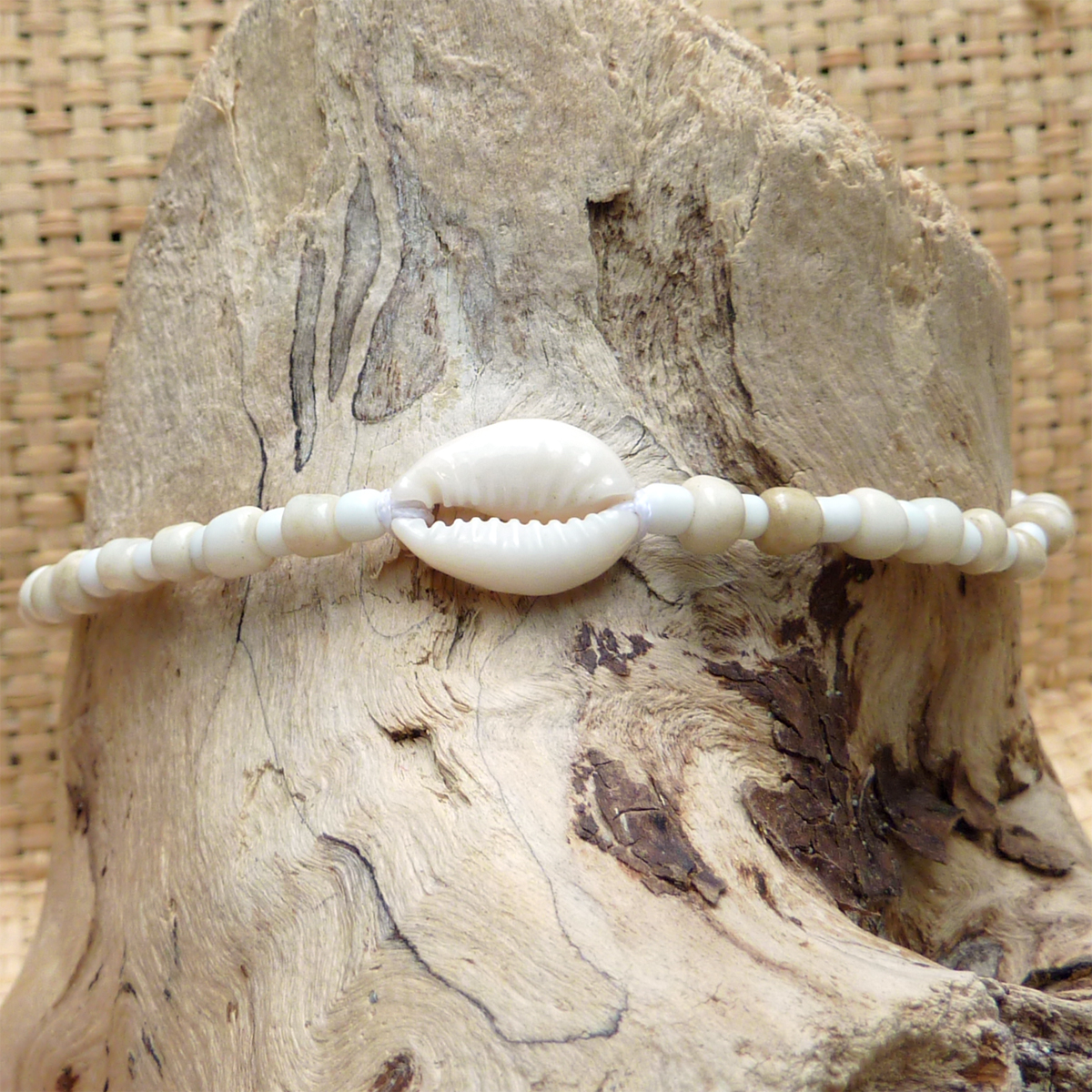 bracelet de cheville beige en perles avec coquillage cauris artisanat de Bali