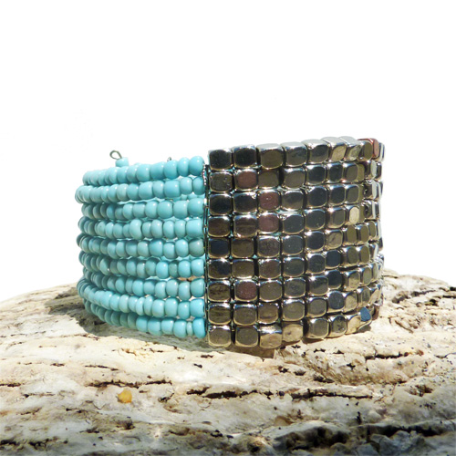 bracelet original manchette en perles de rocaille turquoises et perles métal couleur argent