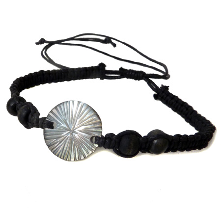 Bracelet petite nacre ronde sur cordon macramé noir ajustable