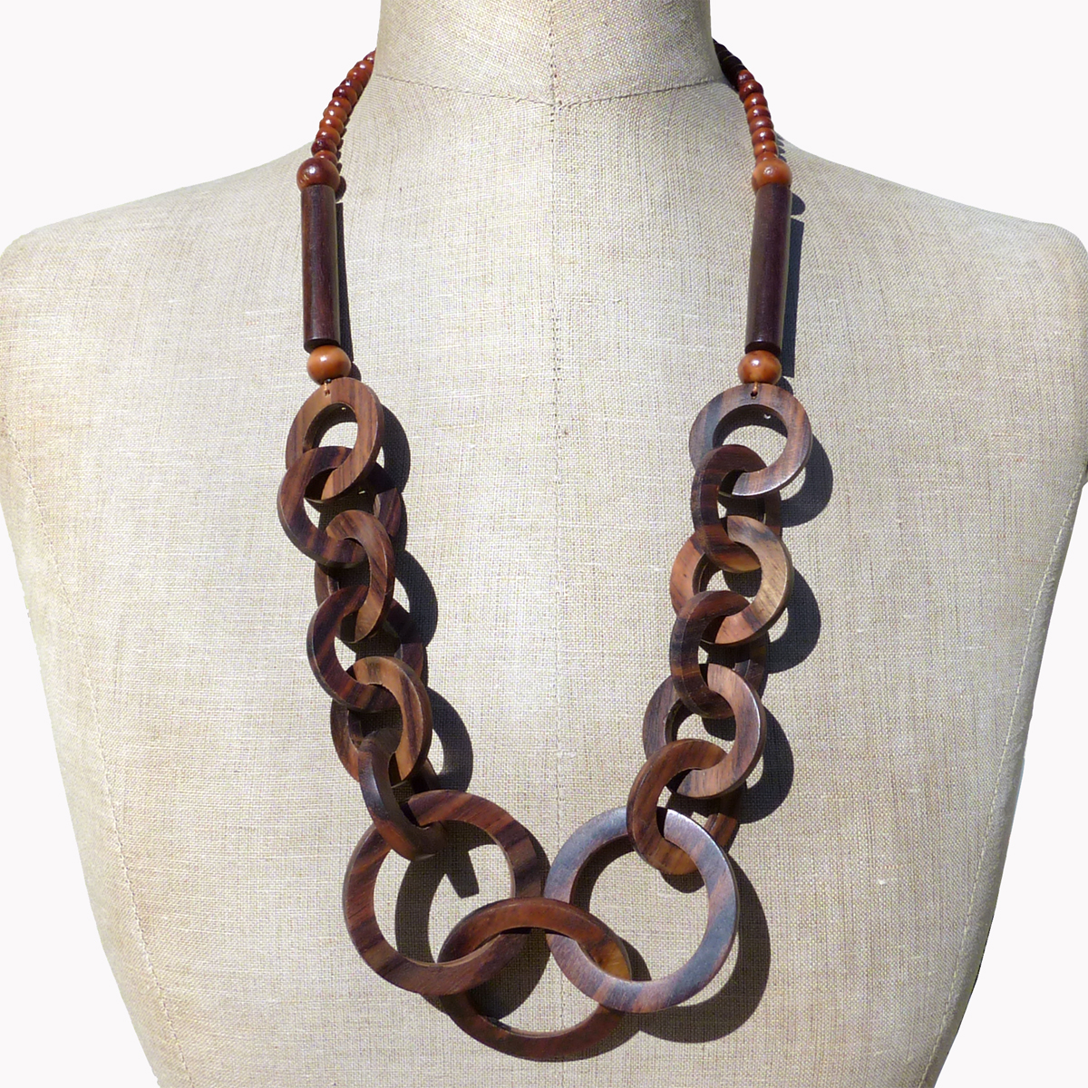 Collier en bois original grands anneaux création artisanale fête des mères Collier en bois original grands anneaux création artisanale fête des mères