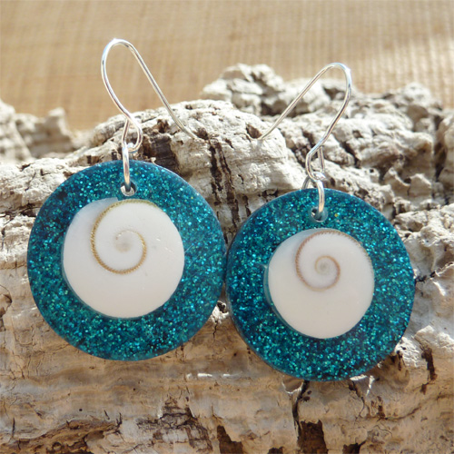 Boucles d'oreilles oeil de Sainte Lucie et paillettes bleu turquoise artisanat de Bali