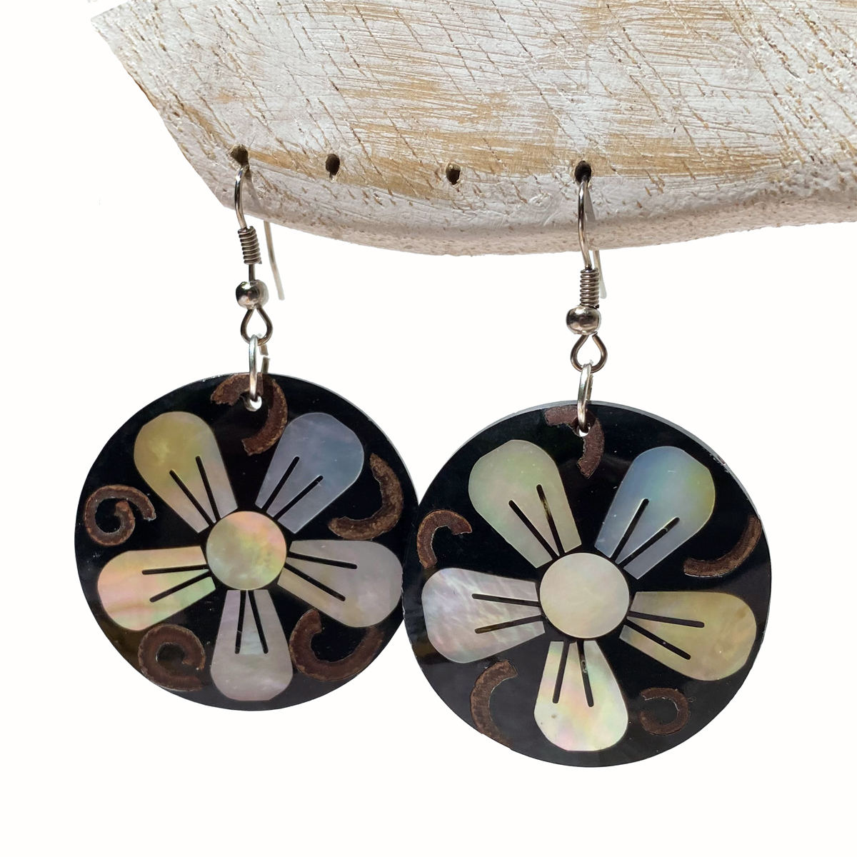 Boucles d'oreilles rondes fleurs mosaque de nacres et noix de coco