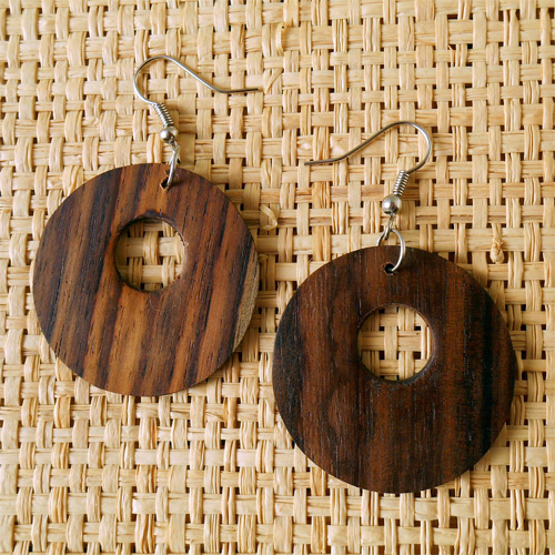 boucles d'oreilles originales en bois de palissandre naturel pendants forme ronde creation artisanale boucles d'oreilles originales en bois de palissandre naturel pendants forme ronde creation artisanale