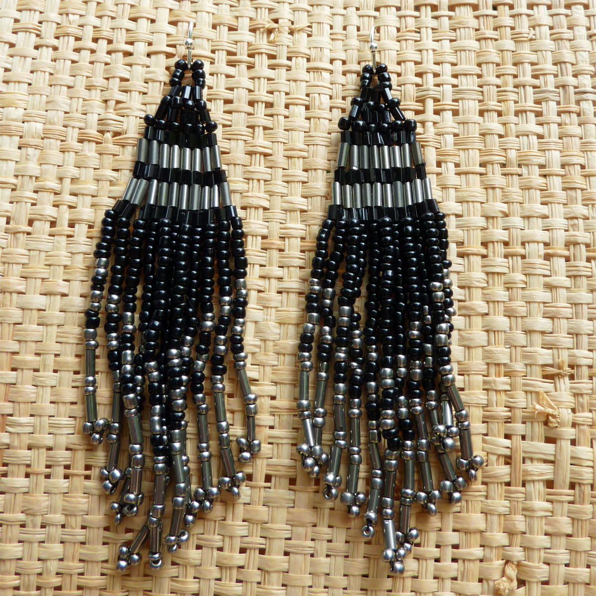 boucles d'oreilles en perles de rocaille franges couleur dominante noir