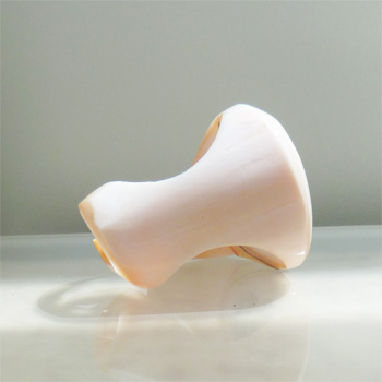 bague coquillage vue de profil rose pale spirale noire en résine artisanat de Bali taille 55