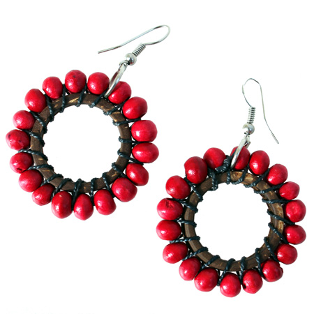 Boucles d'oreilles en bois coco anneaux et perles rouges création artisanale