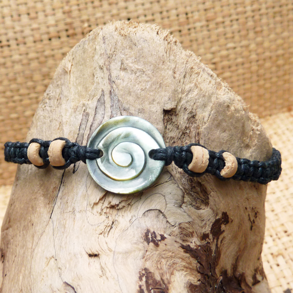 Bracelet petite nacre ronde spirale sur cordon tressé noir ajustable